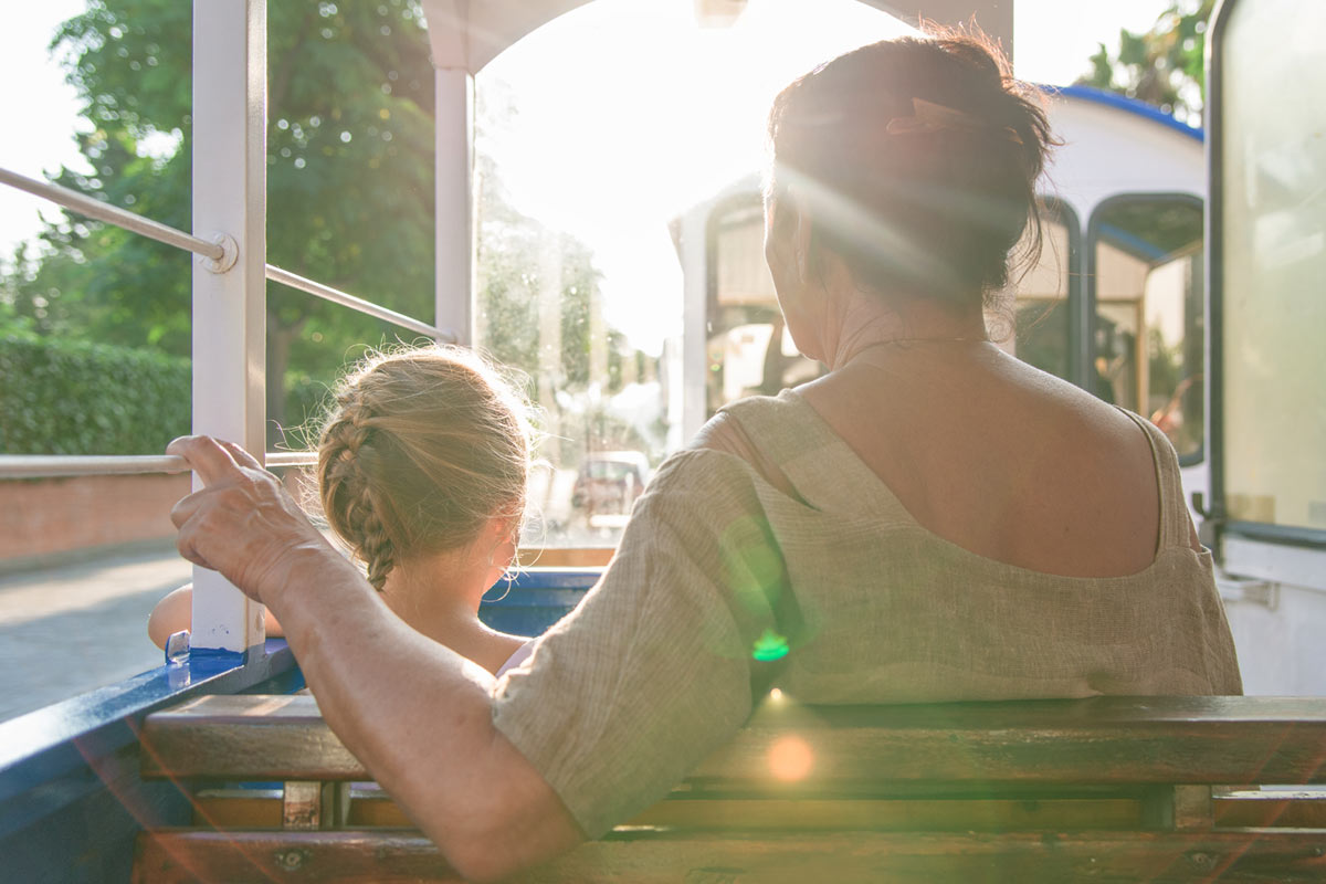 Balade en petit train à Marseille entre mère et fille.. Crédit photo : Detailblick